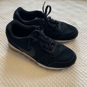 Women’s Nike MD Runner 2 SE Size 8